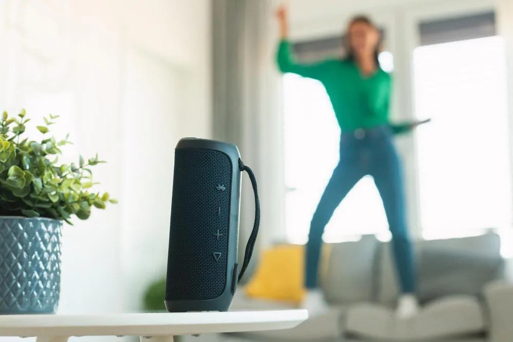 apartmanda yüksek sesle müzik dinleyerek insanları rahatsız eden bir kadın